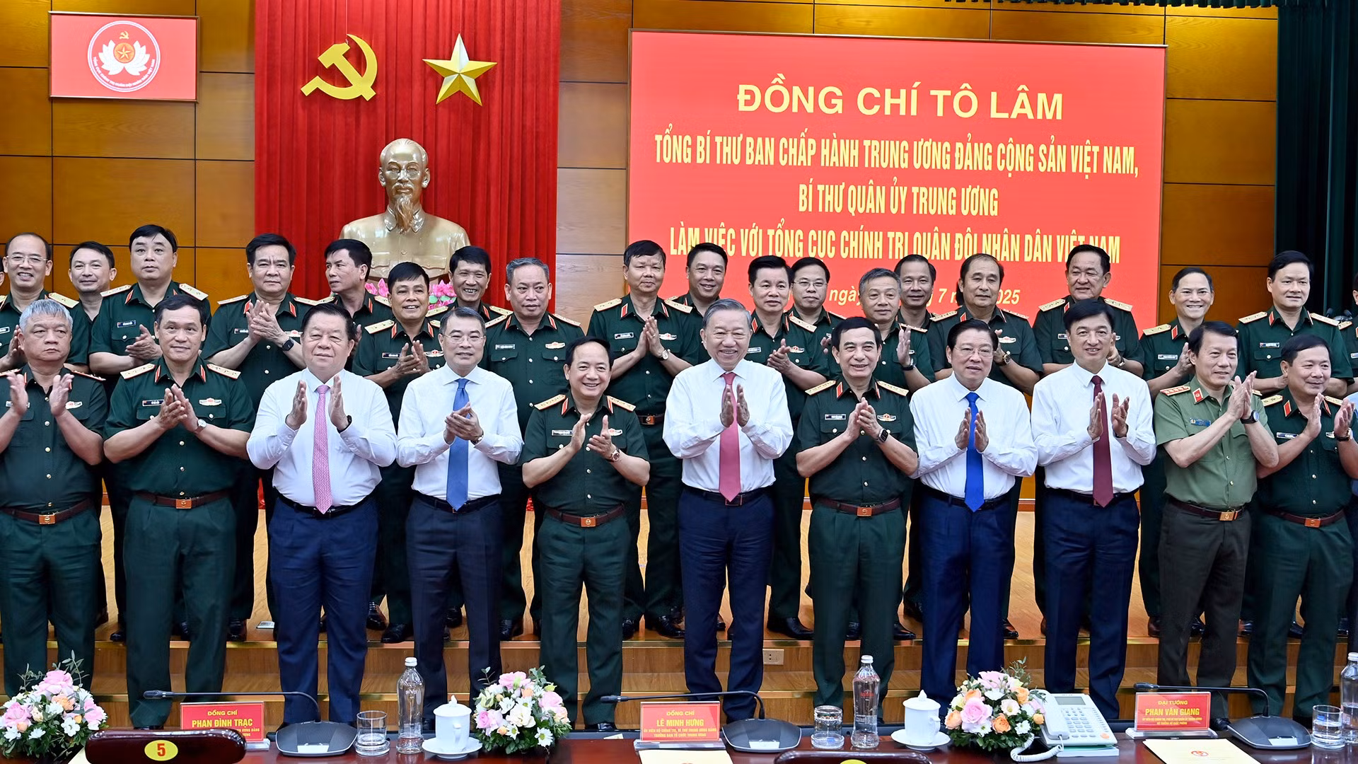 Tổng Bí thư Tô Lâm với lãnh đạo Đảng, Nhà nước và thủ trưởng Bộ Quốc phòng, Tổng cục Chính trị Quân đội nhân dân Việt Nam dự buổi làm việc.