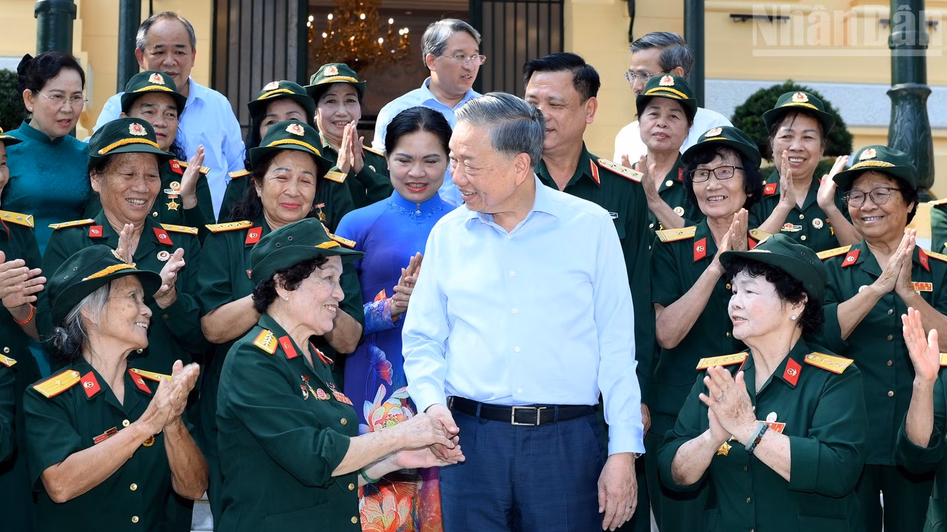 Tổng Bí thư, Chủ tịch nước Tô Lâm gặp mặt thân mật đoàn đại biểu Đại đội nữ lái xe Trường Sơn. (Ảnh: ĐĂNG KHOA)