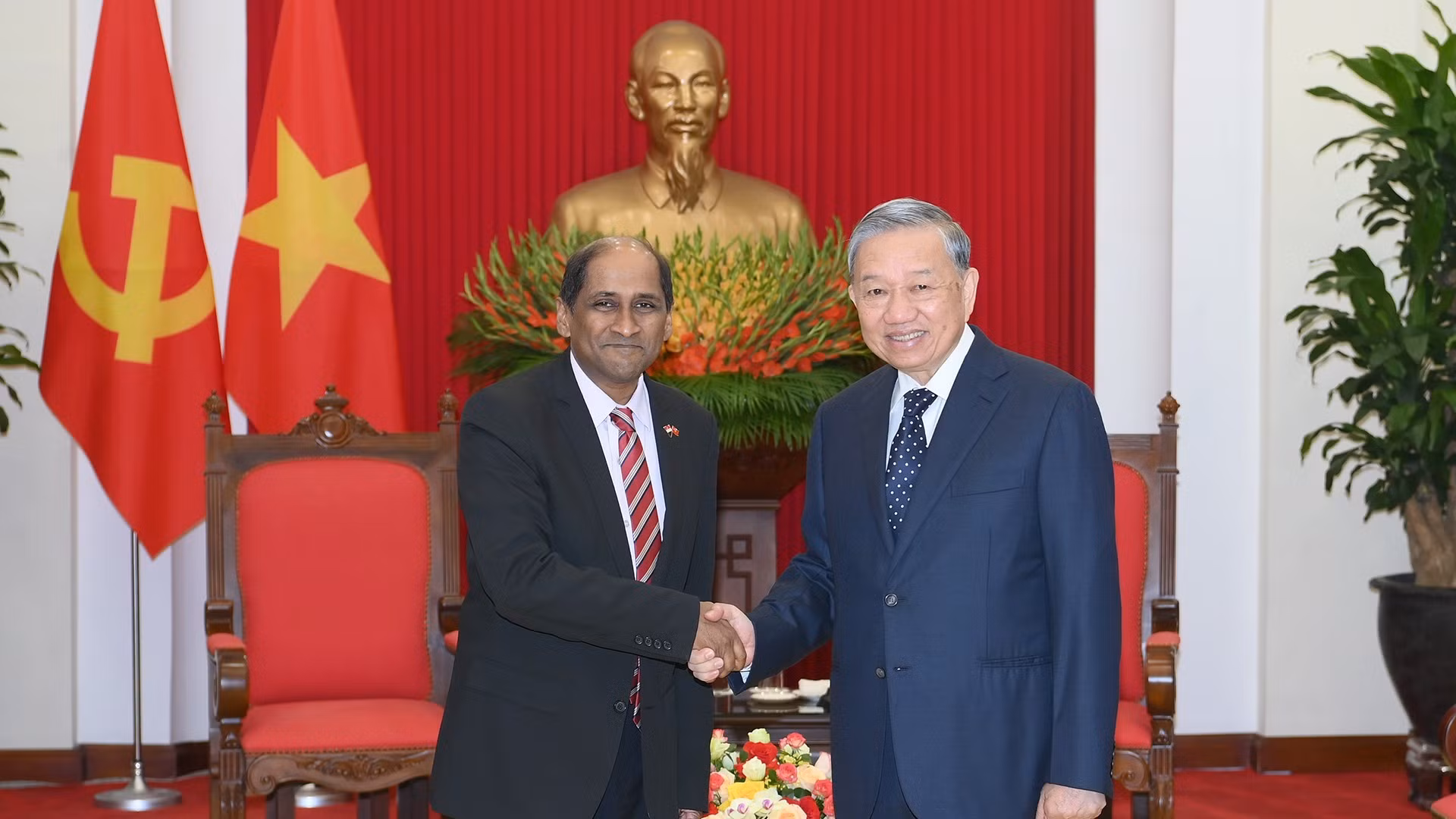Tổng Bí thư Tô Lâm và Đại sứ Cộng hòa Singapore tại Việt Nam Jaya Ratnam.
