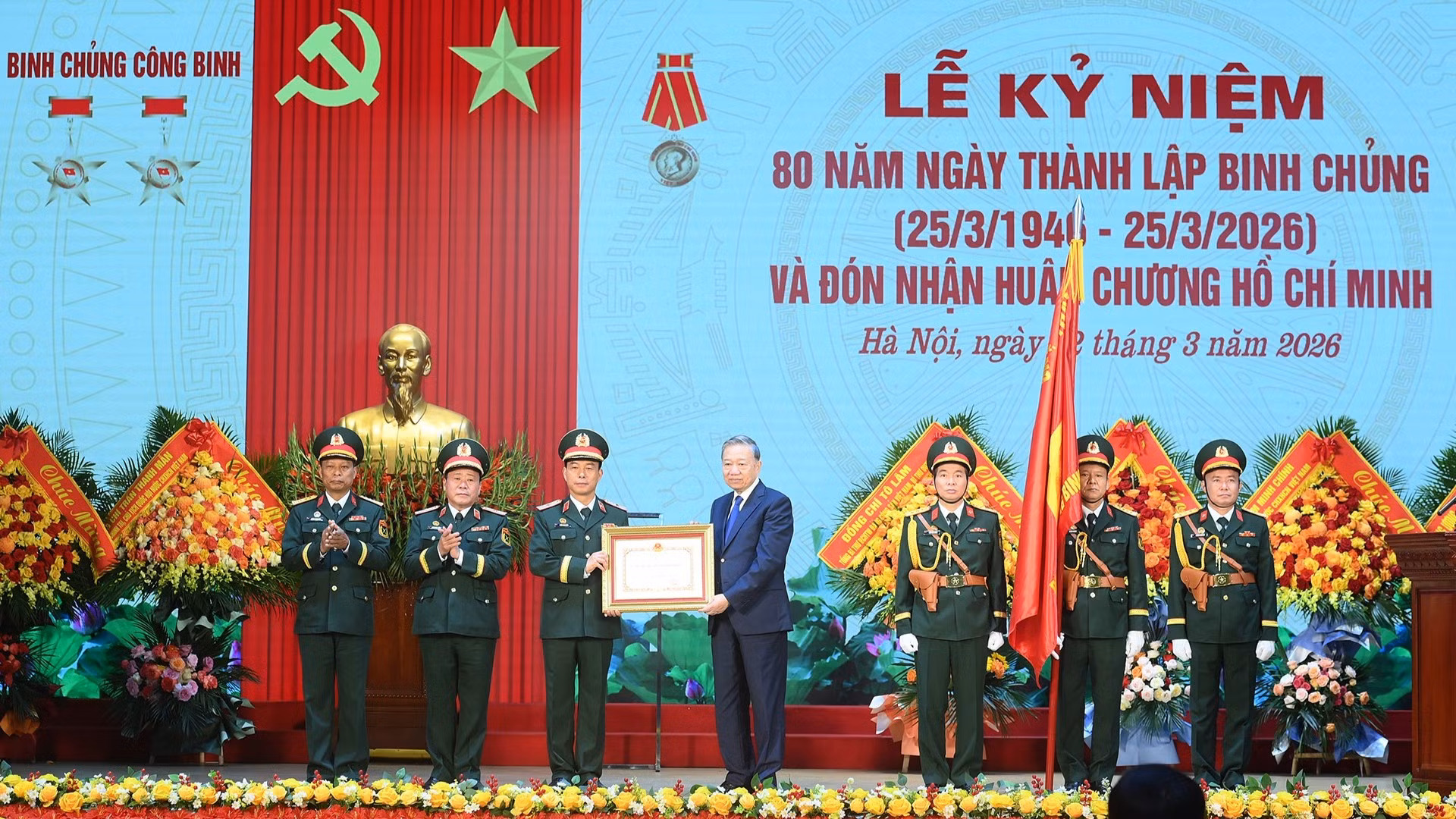 Tổng Bí thư Tô Lâm trao Huân chương Hồ Chí Minh tặng Binh chủng Công binh. (Ảnh: ĐĂNG KHOA)