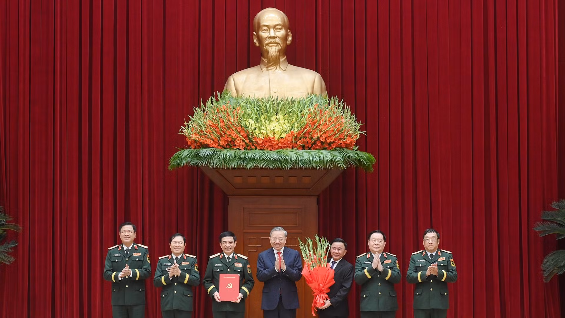 Tổng Bí thư, Chủ tịch nước Tô Lâm trao Quyết định chỉ định tham gia Quân ủy, Ban Thường vụ, Bí thư, Phó Bí thư Quân ủy Trung ương nhiệm kỳ 2025-2030. (Ảnh: ĐĂNG KHOA)