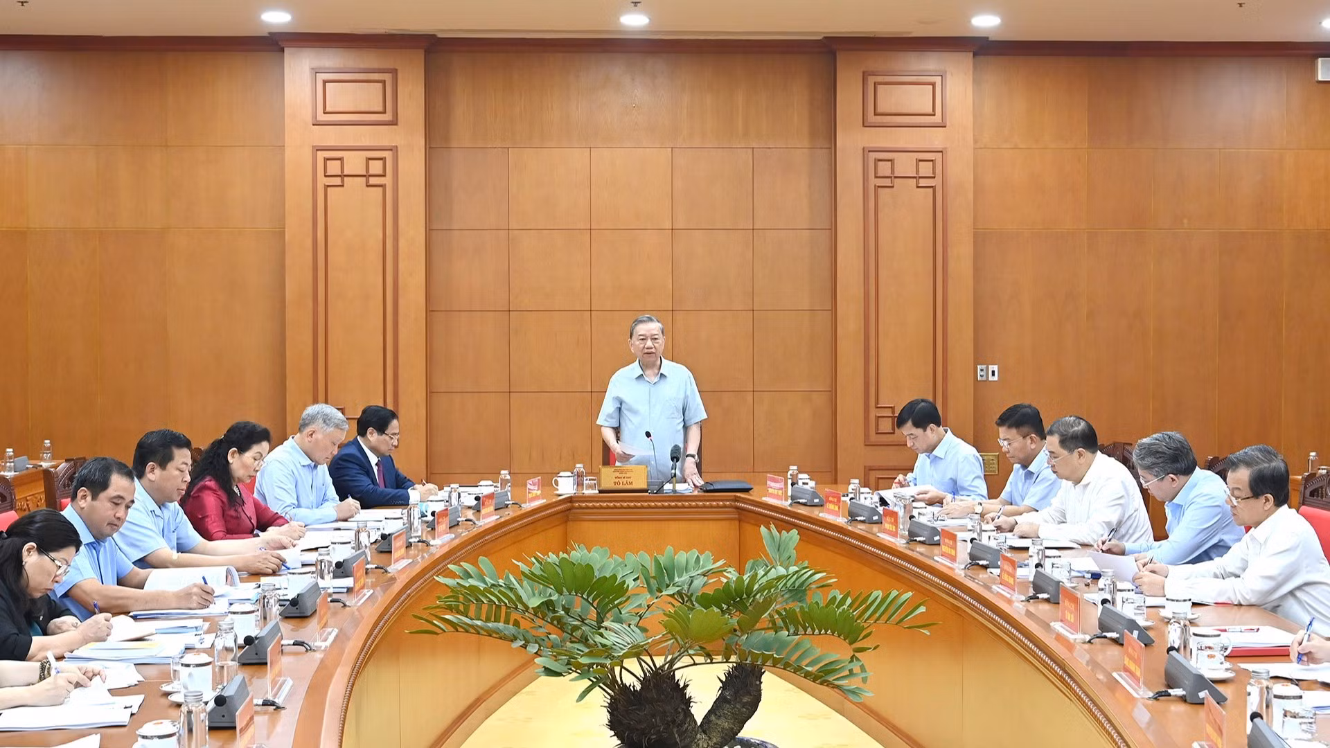 Tổng Bí thư Tô Lâm làm việc với Ban Thường vụ Đảng ủy Chính phủ về một số nội dung của Luật Đất đai (sửa đổi) và một số luật liên quan.