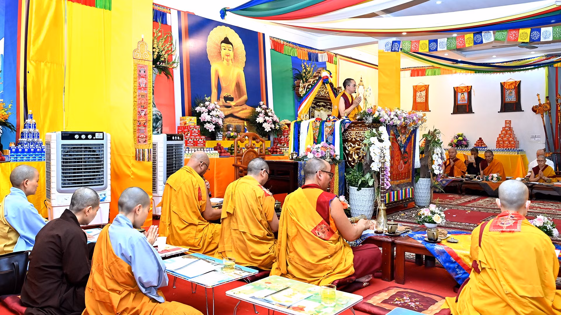 Ngài Khentrul Kunchok Tenzin Rinpoche - vị đạo sư của truyền thống Phật giáo Kim Cương thừa (Giáo hội Phật giáo Nepal) chủ trì Pháp hội Phật Đảnh Tôn Thắng tại chùa Pháp Vân (Hà Nội).