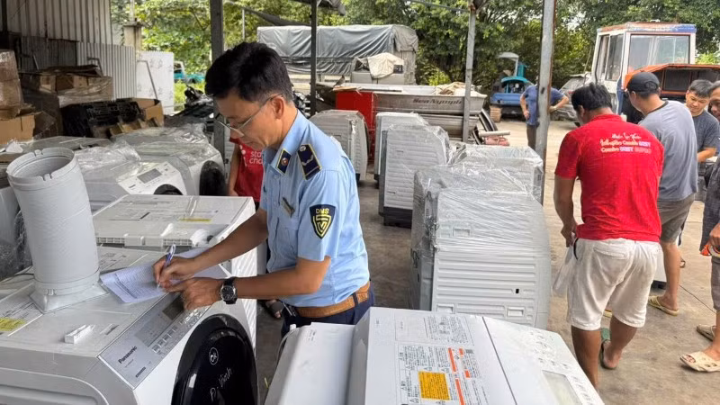 Lực lượng Quản lý thị trường đang kiểm kê, niêm phong hàng hóa vi phạm.