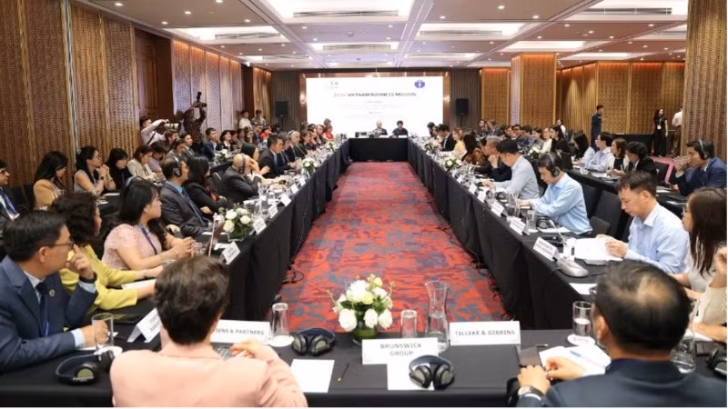 Quang cảnh buổi làm việc chiều 14/4 giữa Bộ Y tế và đoàn doanh nghiệp cấp cao Hội đồng Kinh doanh Hoa Kỳ-ASEAN (USABC). (Ảnh: Sức khỏe & Đời sống)