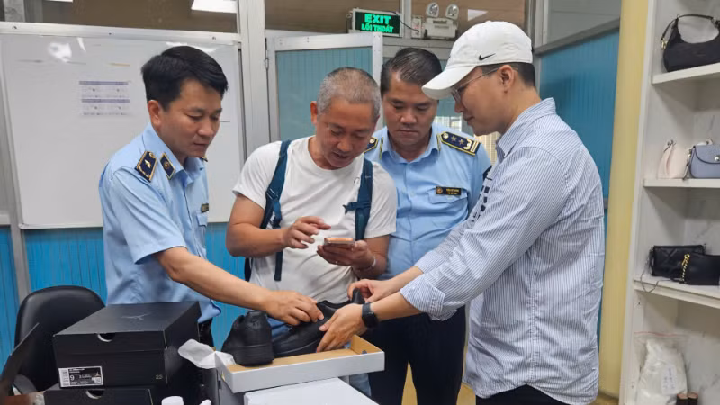 Lực lượng Quản lý thị trường thuộc Cục Quản lý và Phát triển thị trường trong nước (Bộ Công thương) đang tiến hành kiểm tra các đôi giày mang dấu hiệu giả mạo nhãn hiệu Nike, Nike Air và Air Jordan tại một nhà máy sản xuất trên địa bàn Thành phố Hồ Chí Minh.