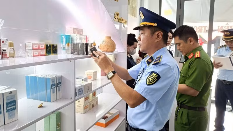 Lực lượng Quản lý thị trường tỉnh Cà Mau phối hợp các lực lượng chức năng kiểm tra một cơ sở kinh doanh mỹ phẩm không rõ nguồn gốc, xuất xứ trên địa bàn.