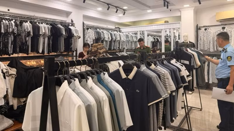 Lực lượng chức năng kiểm tra hàng hóa vi phạm tại hộ kinh doanh Phan Thị Hiền có địa chỉ tại phường Tây Tựu (Hà Nội).