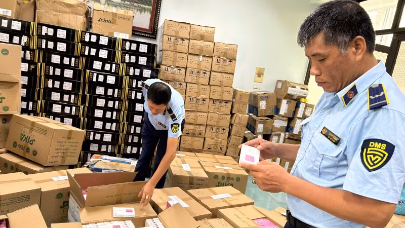 Lực lượng Quản lý thị trường thành phố Hà Nội kiểm tra hàng hóa có dấu hiệu vi phạm trong hoạt động thương mại điện tử.