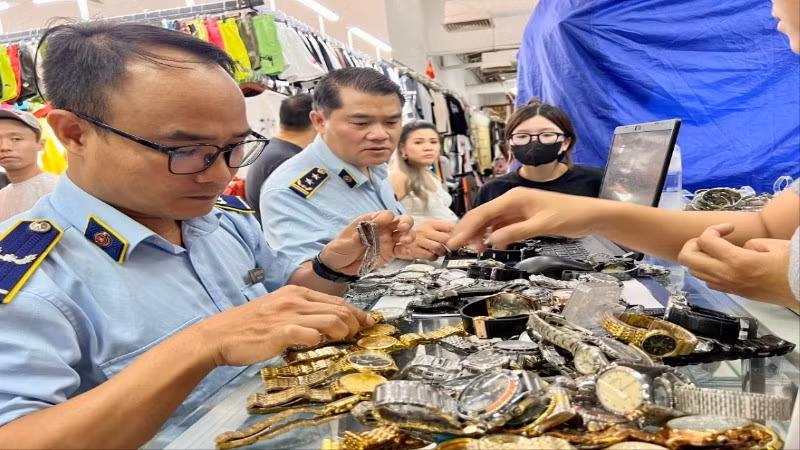 Lực lượng Quản lý thị trường triển khai kiểm tra hàng hóa trong đợt cao điểm đấu tranh ngăn chặn, đẩy lùi tình trạng buôn lậu, gian lận thương mại, hàng giả, xâm phạm quyền sở hữu trí tuệ.