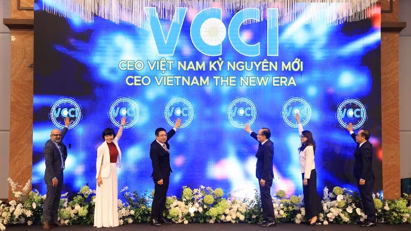 Các đại biểu bấm nút khởi động chương trình “CEO Việt Nam kỷ nguyên mới” giai đoạn 2026-2030.