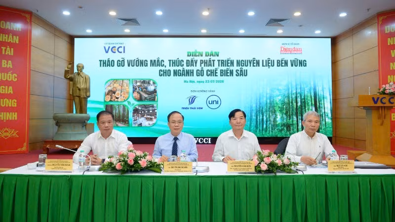 Các đại biểu chủ trì diễn đàn “Tháo gỡ vướng mắc, thúc đẩy phát triển nguyên liệu bền vững cho ngành gỗ chế biến sâu”.