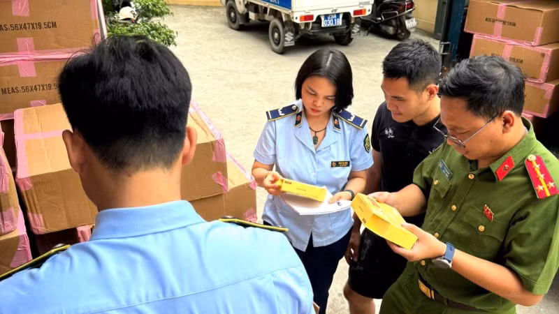 Lực lượng chức năng kiểm tra, thu giữ 57 nghìn miếng mặt nạ dưỡng da được xác định giả nhãn hiệu BANOBAGI tại một kho tập kết trên địa bàn thành phố Hà Nội.