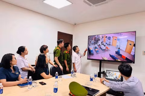 Công an và Bệnh viện kiểm tra camera ghi lại sự việc. (Ảnh: Công an cung cấp)