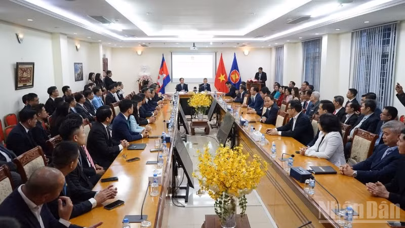 Quang cảnh buổi gặp mặt ở Đại sứ quán Việt Nam tại Campuchia. (Ảnh: ĐINH TRƯỜNG)