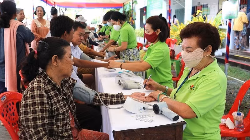 Khoảng 2.000 bà con gốc Việt và người dân Campuchia có hoàn cảnh khó khăn đã được khám bệnh, cấp thuốc và tặng quà miễn phí. (Ảnh: HUY VŨ)