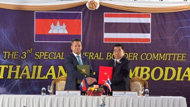 Phó Thủ tướng, Bộ trưởng Quốc phòng Campuchia Tea Seiha và Bộ trưởng Quốc phòng Thái Lan Nattaphon Narkphanit tại Hội nghị đặc biệt lần thứ 3 Ủy ban Biên giới chung Campuchia-Thái Lan. (Ảnh: Bộ Thông tin Campuchia)