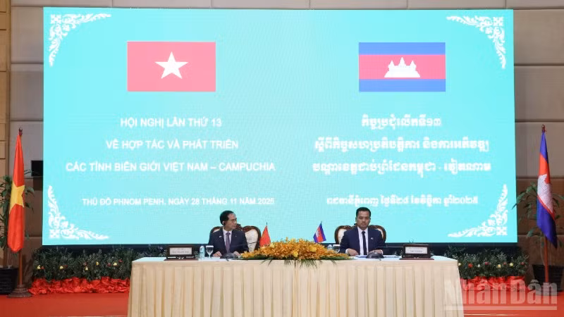 Phó Thủ tướng Chính phủ Bùi Thanh Sơn và Phó Thủ tướng, Bộ trưởng Nội vụ Campuchia Sar Sokha đồng chủ trì Hội nghị Hợp tác và phát triển các tỉnh biên giới Việt Nam-Campuchia lần thứ 13.