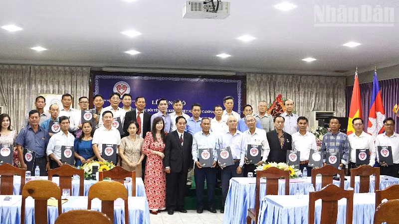 Các đại biểu chụp hình lưu niệm tại buổi lễ. (Ảnh: HUY VŨ)