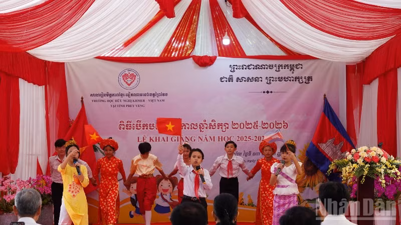Các em học sinh Trường tiểu học Hữu nghị Khmer-Việt Nam Prey Veng trình diễn ca khúc “Việt Nam-Campuchia Samaki”. (Ảnh: HUY VŨ)