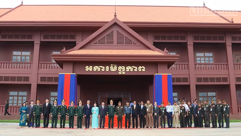Các đại biểu tham dự buổi lễ kỷ niệm 48 năm con đường tiến tới đánh đổ chế độ diệt chủng Pol Pot tại Khu di tích lịch sử quân sự Techo Koh Thmor X16. (Ảnh: ĐINH TRƯỜNG)