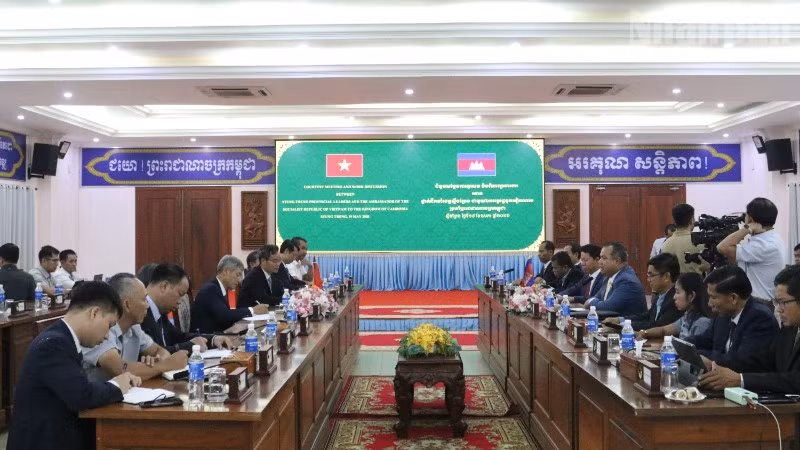 Đại sứ Việt Nam tại Campuchia Nguyễn Minh Vũ cùng đoàn công tác làm việc với lãnh đạo tỉnh Stung Treng. (Ảnh: HUY VŨ)