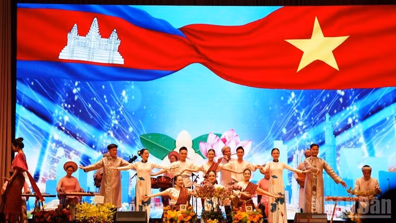 Biểu diễn nghệ thuật chào mừng kỷ niệm 80 năm Quốc khánh Việt Nam tại Campuchia. (Ảnh: ĐINH TRƯỜNG)