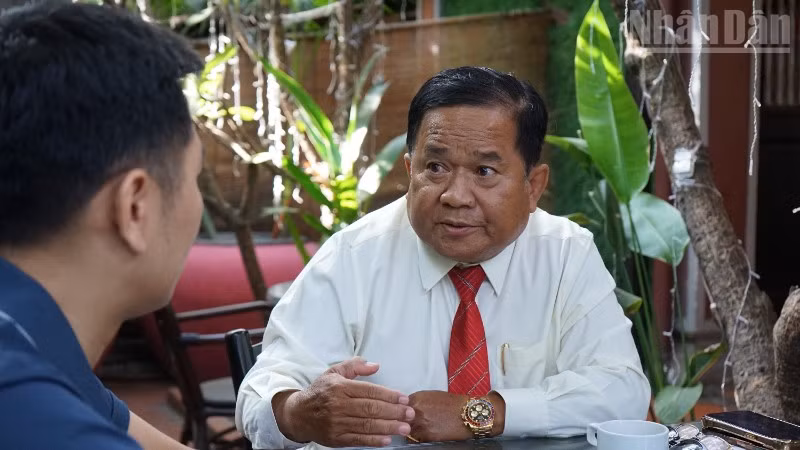 ndo_tr_anh-1-kem-bai-khat-vong-chung-ve-mot-viet-nam-thong-nhat-va-hoa-binh-nha-bao-khieu-kola-tra-loi-phong-van-phong-vien-bao-nhan-dan-thuong-tru-tai-campuchia-anh-huy-vu-8245-2842.jpg