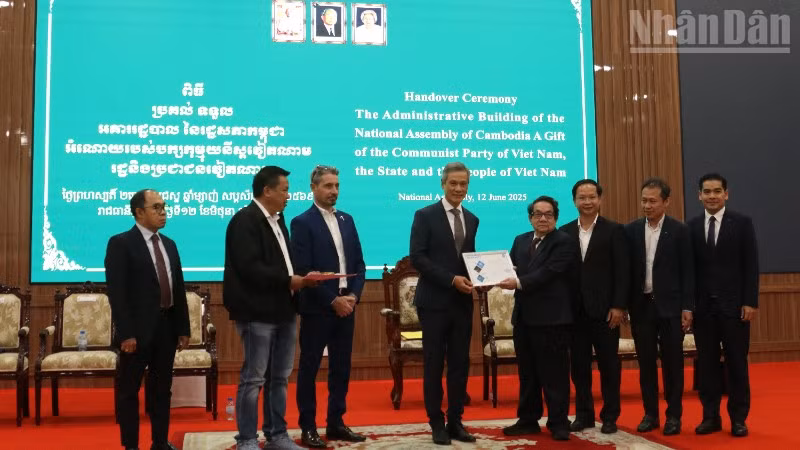 ndo_tr_anh-2-kem-bai-khat-vong-chung-ve-mot-viet-nam-thong-nhat-va-hoa-binh-dai-su-viet-nam-tai-campuchia-nguyen-minh-vu-thu-tu-tu-trai-sang-thuc-hien-nghi-thuc-ban-giao-cong-trinh-toa-nha-hanh-chinh-moi-7764.jpg