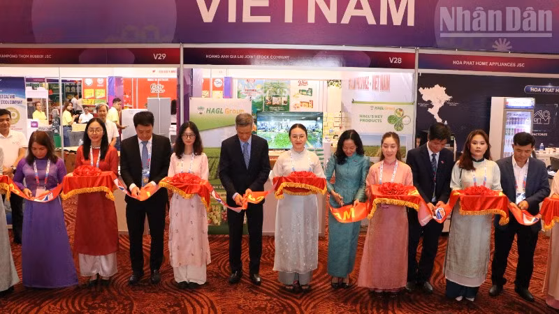 Các đại biểu cắt băng khai mạc Hội chợ Thương mại Việt Nam tại Campuchia 2025. (Ảnh: HUY VŨ)