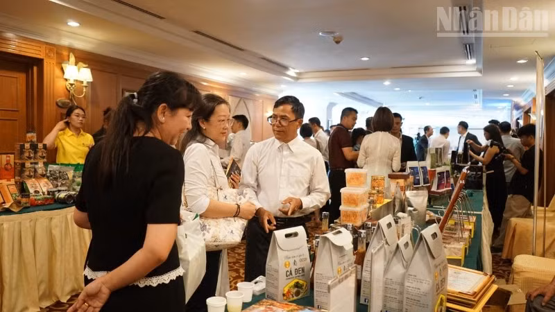 Các doanh nghiệp kết nối, tìm hiểu sản phẩm tại triển lãm bên lề Hội nghị Xúc tiến thương mại, du lịch và đầu tư. (Ảnh: ĐINH TRƯỜNG)