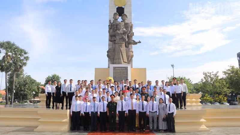 Các đại biểu dự lễ dâng hương tưởng nhớ các Anh hùng liệt sĩ nhân kỷ niệm 79 năm Ngày Thương binh-Liệt sĩ. (Ảnh: HUY VŨ)