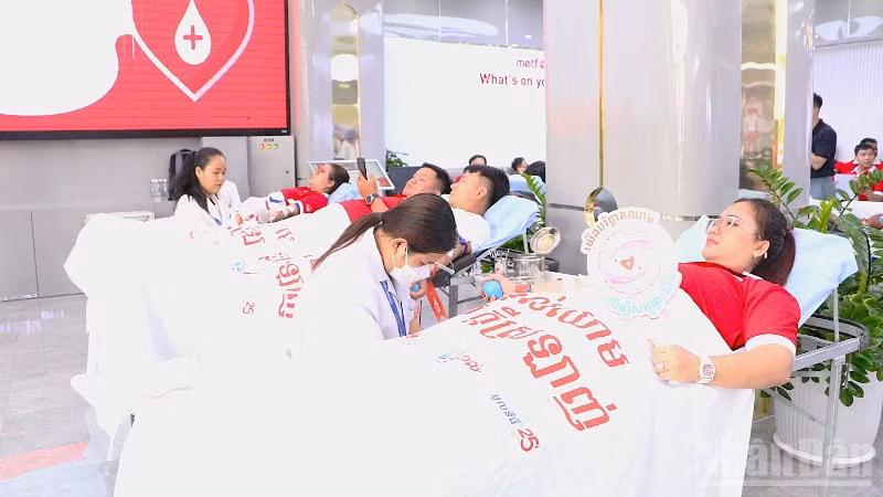 Ngày hội hiến máu năm 2025 nhận được sự hưởng ứng nhiệt tình của đông đảo người tham dự. (Ảnh: HUY VŨ)