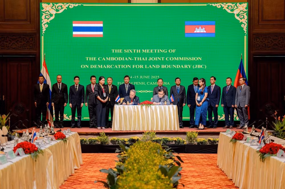 Các lãnh đạo của JBC ký kết biên bản sau cuộc họp. (Ảnh: BỘ THÔNG TIN CAMPUCHIA)