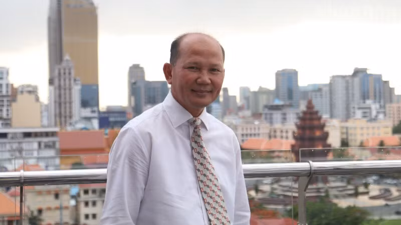 Thạc sĩ Uch Leang, Quyền Vụ trưởng Vụ Nghiên cứu châu Á-châu Phi và Trung Đông, Viện Quan hệ quốc tế thuộc Viện Hàn lâm Hoàng gia Campuchia, Chủ tịch Hội cựu sinh viên Campuchia học tại Việt Nam. (Ảnh: HUY VŨ)