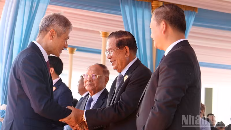Đại sứ Việt Nam tại Campuchia Nguyễn Minh Vũ chúc mừng lãnh đạo cấp cao CPP nhân kỷ niệm 74 năm Ngày thành lập đảng.