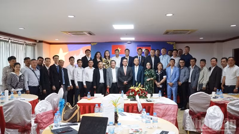 Tọa đàm là cơ hội để lãnh đạo địa phương lắng nghe trực tiếp những trao đổi, kiến nghị của các doanh nghiệp Việt Nam và Campuchia. (Ảnh: HUY VŨ)