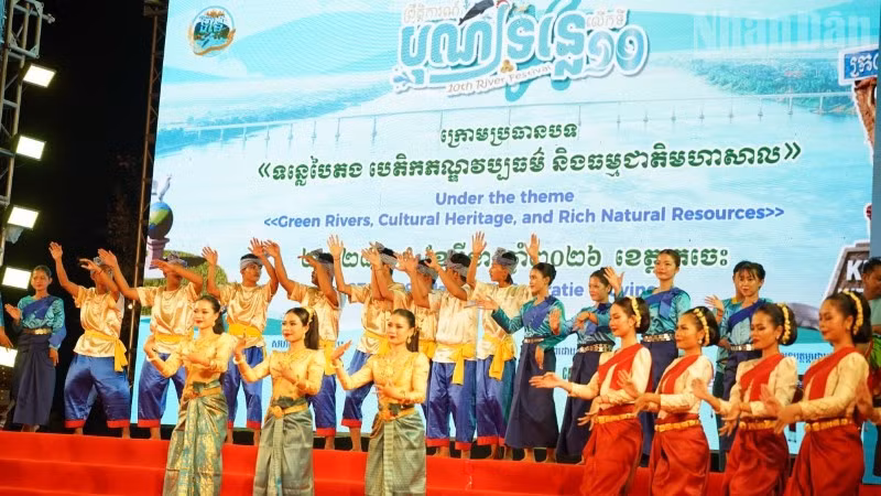 Tiết mục văn nghệ chào mừng khai mạc Lễ hội sông lần thứ 10 năm 2026 của Campuchia. (Ảnh: ĐINH TRƯỜNG)