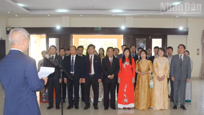 Đảng bộ tại Campuchia tổ chức Lễ kỷ niệm 136 năm Ngày sinh Chủ tịch Hồ Chí Minh trong khuôn viên Đại sứ quán Việt Nam tại Campuchia.