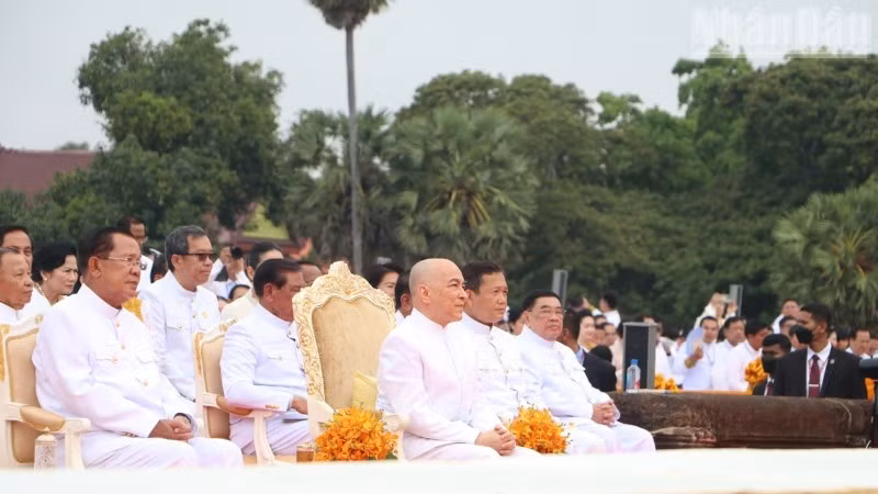 Quốc vương Norodom Sihamoni chủ trì lễ cầu an nhân dịp Năm mới cổ truyền 2025 của Campuchia. (Ảnh: ĐINH TRƯỜNG)