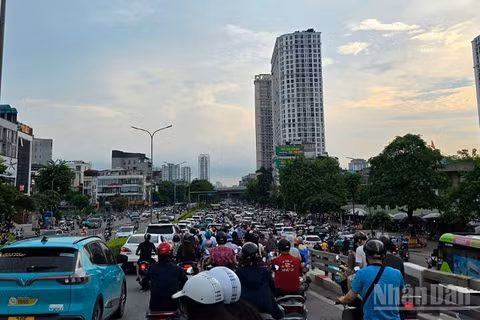 Hà Nội tổ chức phân luồng giao thông phục vụ nhu cầu đi lại của nhân dân trong dịp nghỉ lễ.