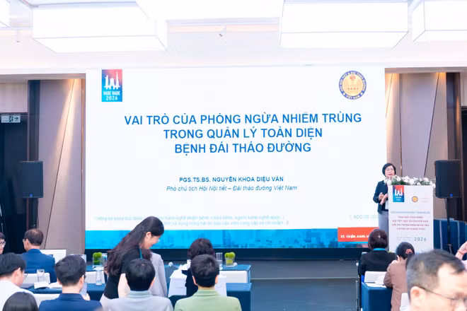 Phó Giáo sư, Tiến sĩ, bác sĩ Nguyễn Khoa Diệu Vân chia sẻ về vai trò của phòng ngừa nhiễm trùng trong quản lý toàn diện bệnh đái tháo đường. Ảnh: Bùi Thư.