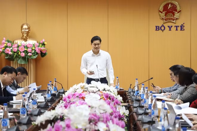 Thứ trưởng Thường trực Bộ Y tế chủ trì cuộc họp về việc đánh giá thực hiện nhiệm vụ cắt giảm, đơn giản hóa thủ tục hành chính và công việc liên quan đến ứng dụng công nghệ thông tin trong giải quyết thủ tục hành chính năm 2025 của Bộ Y tế. (Ảnh: TRẦN MINH)