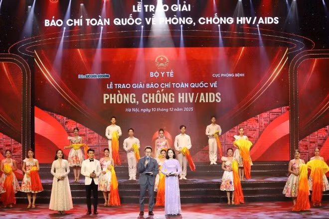 Quang cảnh buổi lễ trao giải báo chí toàn quốc về phòng, chống HIV/AIDS.