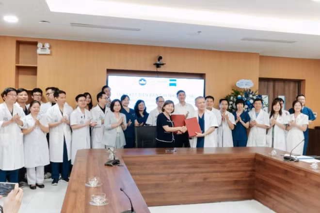 Đại diện hai đơn vị ký kết thỏa thuận hợp tác.
