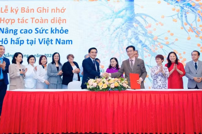Đại diện Hội Hô hấp Việt Nam và Công ty trách nhiệm hữu hạn Dược phẩm GSK Việt Nam đã ký Bản ghi nhớ.