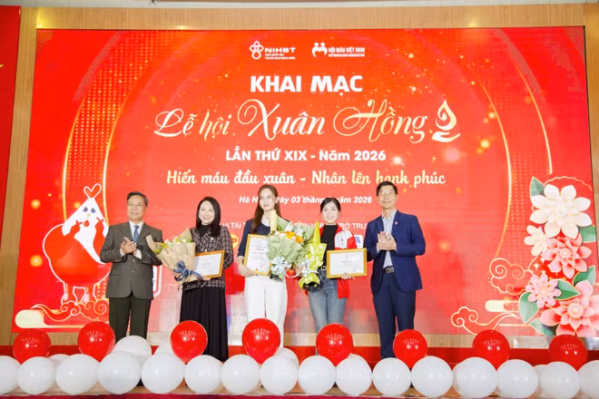 Đại diện ban tổ chức tặng hoa tri ân các nghệ sĩ đồng hành chương trình.