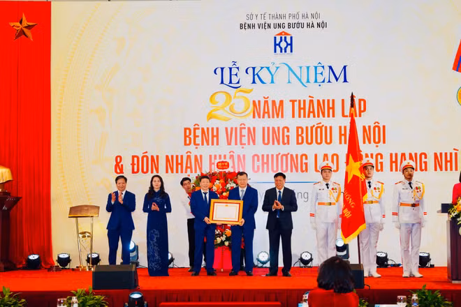 Trao tặng Bệnh viện Ung bướu Hà Nội Huân chương Lao động hạng Nhì.