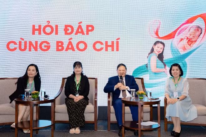 Các chuyên gia tọa đàm trao đổi các nội dung với đại diện các cơ quan báo chí. (Ảnh: PV)