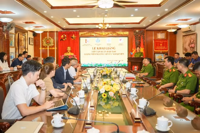 Quang cảnh lễ khai giảng chương trình.